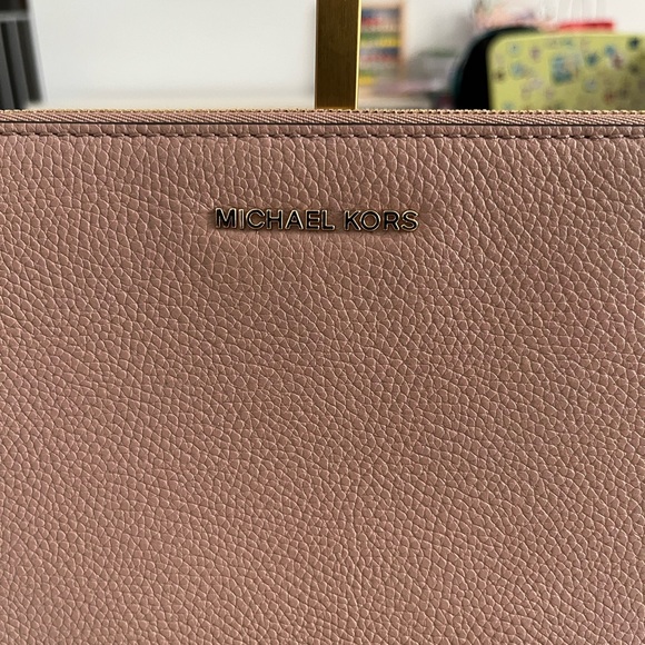 Michael Kors Mercer pink leather clutch bag - Picture 4 of 11